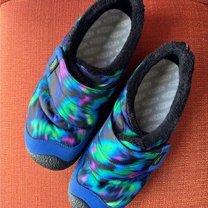 KEEN Kids' Blue and Green Tie-Dye Slippers